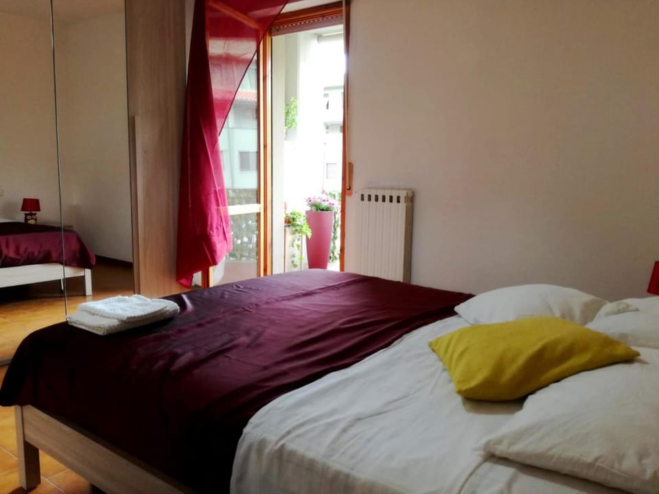 Bed, Photo of the whole room, Bedroom, internet, towels