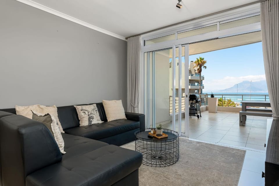 Natural landscape, View (from property/room), Balcony/Terrace, Living room, Seating area, Sea view