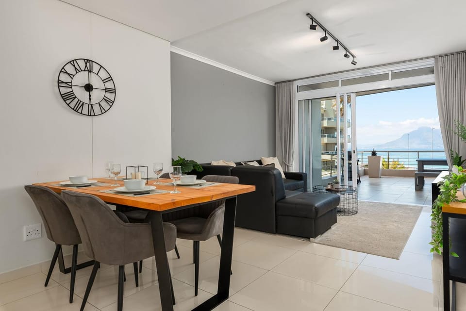 Natural landscape, View (from property/room), Balcony/Terrace, Living room, Seating area, Dining area, Sea view