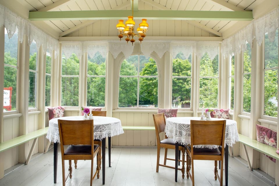 Restaurant/places to eat, Seating area, Dining area