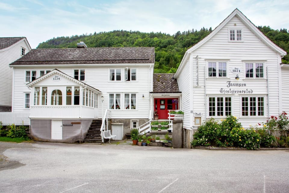 Property building, Facade/entrance, Off site, Summer, Parking