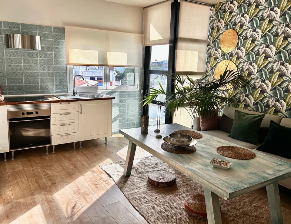 Kitchen or kitchenette, Living room, Seating area, Dining area