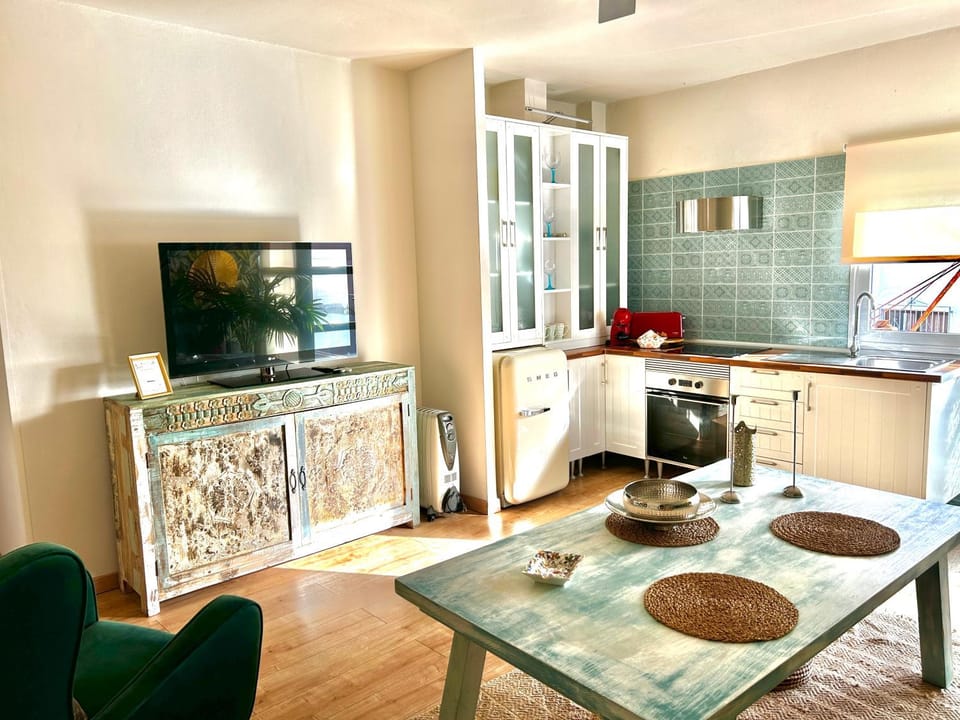 TV and multimedia, Kitchen or kitchenette, Living room, Seating area, Dining area, minibar, pet friendly, stove