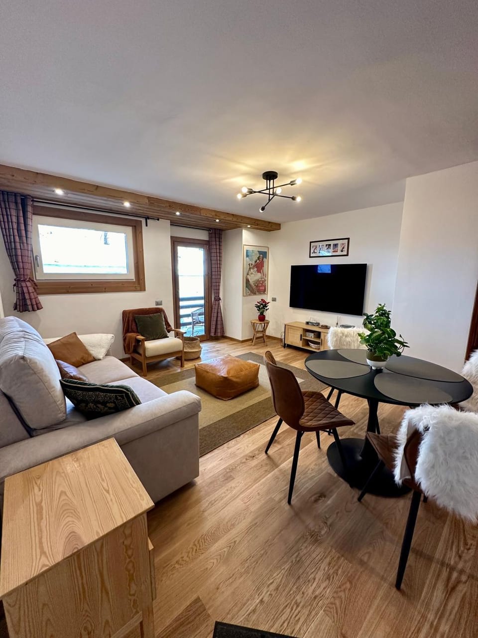 TV and multimedia, Living room, Seating area, Dining area