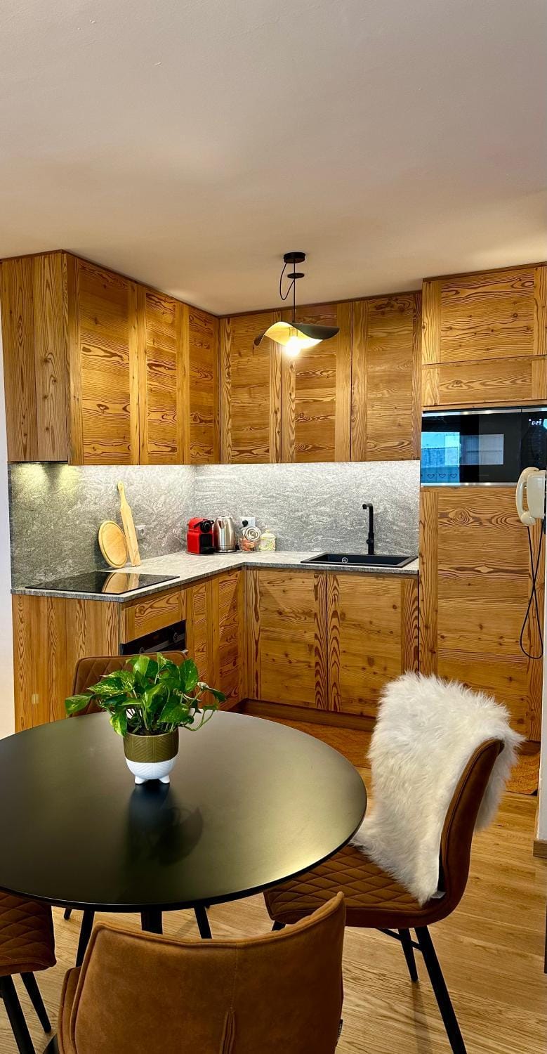 Kitchen or kitchenette, Dining area, minibar, pet friendly, stove
