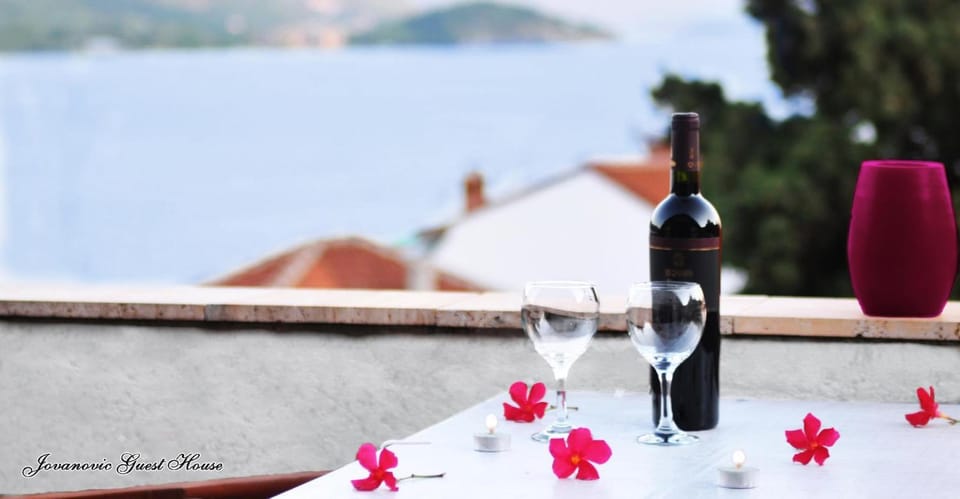 Balcony/Terrace, Decorative detail, City view, Garden view, Lake view, Lake view, Landmark view, Mountain view, Sea view