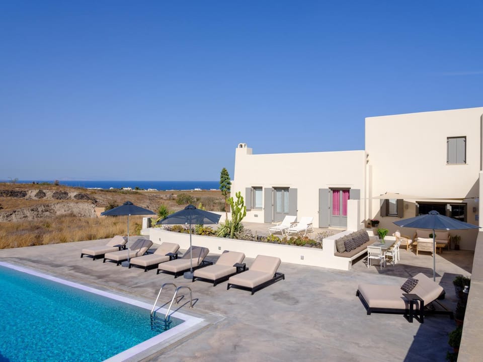 Home of Lilies Villa in Santorini