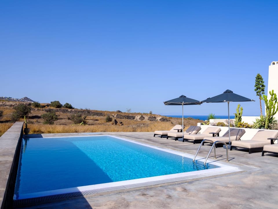 Home of Lilies Villa in Santorini
