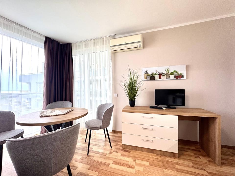 Communal lounge/ TV room, Photo of the whole room, Dining area, air conditioner