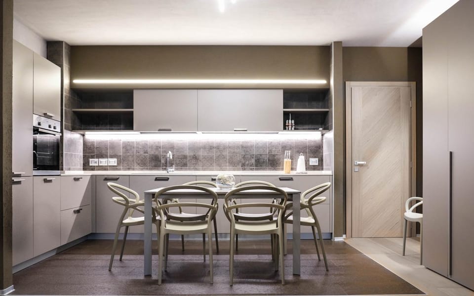 Kitchen or kitchenette, Dining area