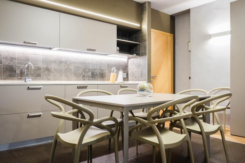 Kitchen or kitchenette, Dining area