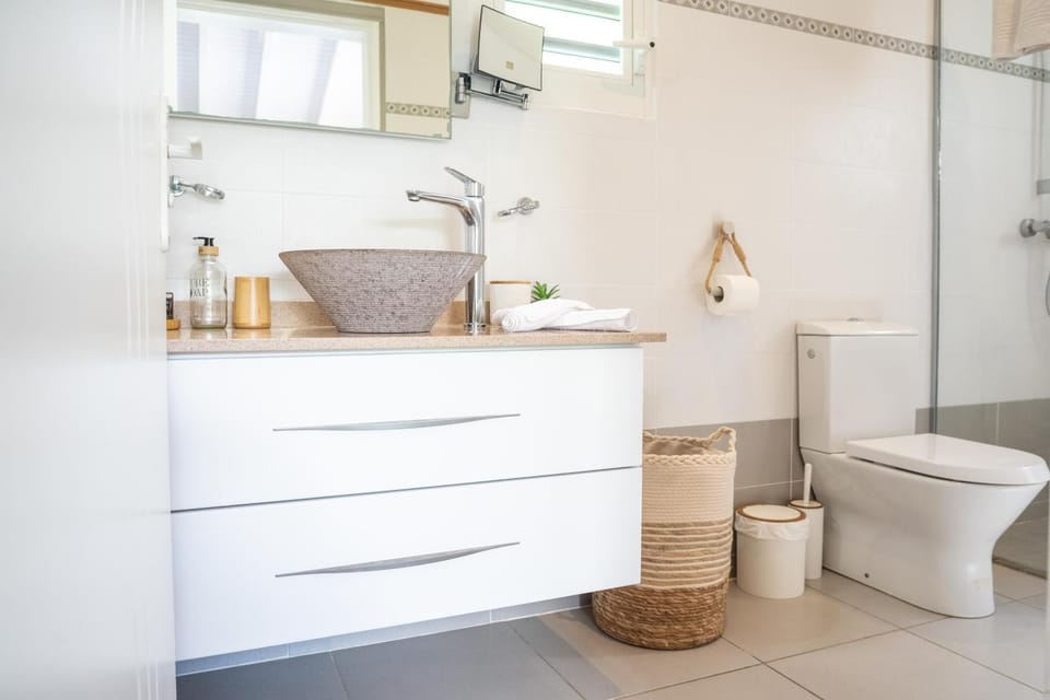 Shower, Toilet, Bathroom, towels