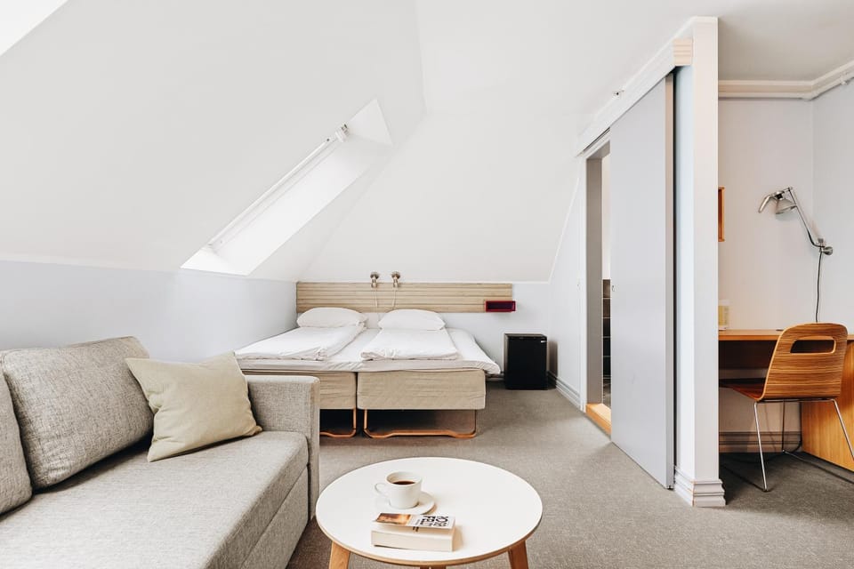 Bed, Seating area