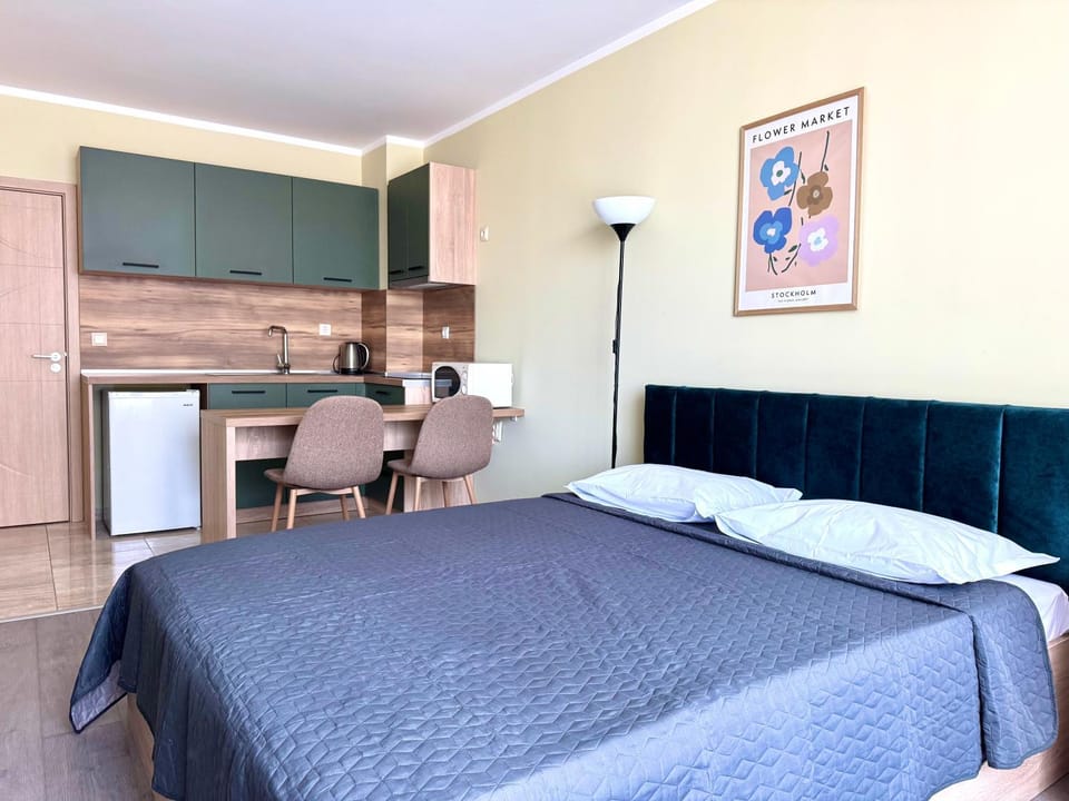 Bed, Kitchen or kitchenette, Photo of the whole room, Dining area, Bedroom