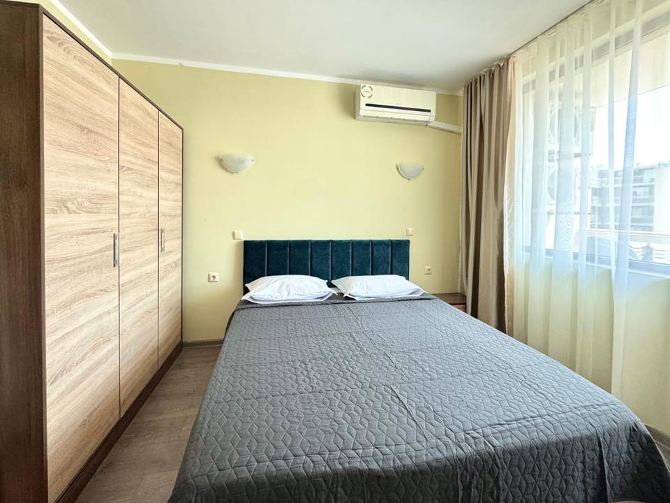 Bed, Photo of the whole room, Bedroom, wardrobe, air conditioner
