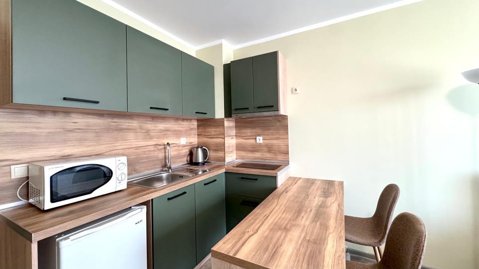Kitchen or kitchenette, Dining area, stove