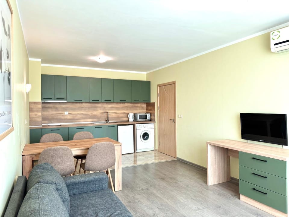Communal lounge/ TV room, TV and multimedia, Kitchen or kitchenette, Living room, Seating area, Dining area, Evening entertainment, stove
