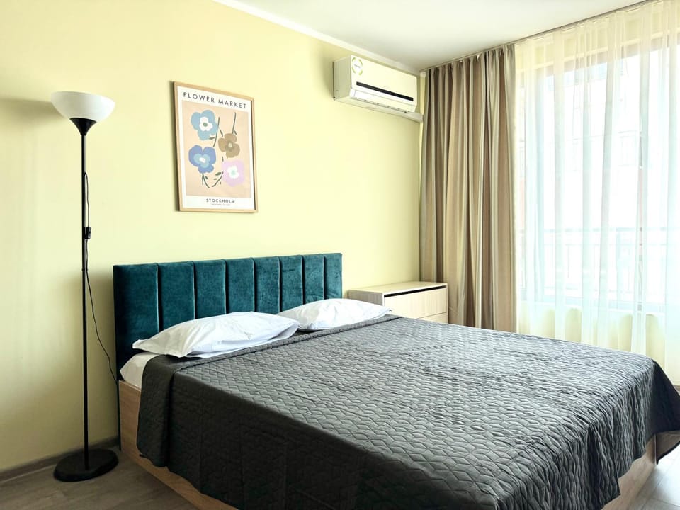 Bed, Photo of the whole room, Bedroom, air conditioner
