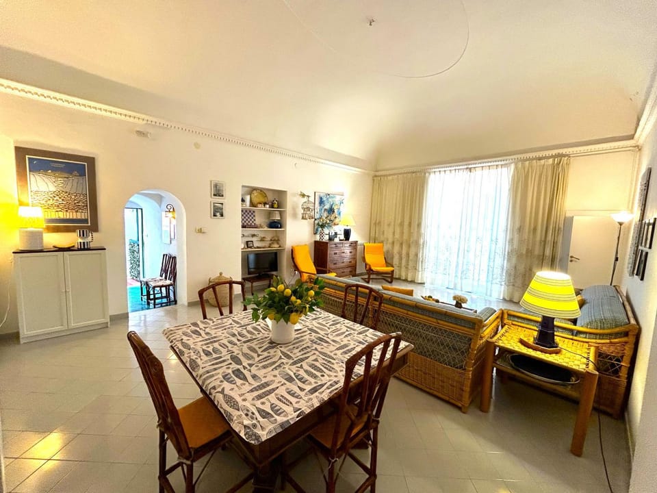 Living room, Seating area, Lunch, Lunch