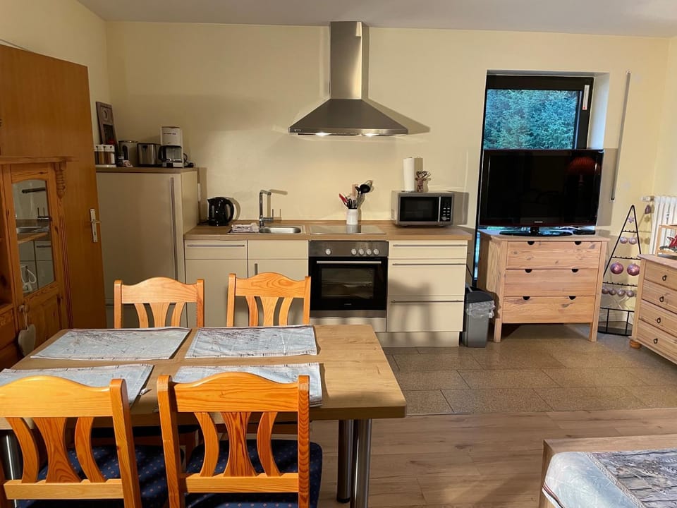 Kitchen or kitchenette, Dining area