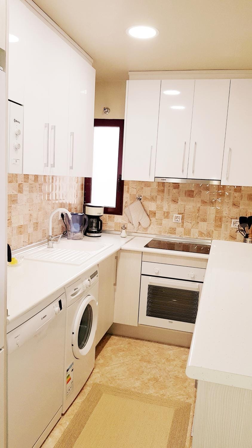 Coffee/tea facilities, Kitchen or kitchenette, Photo of the whole room, Decorative detail, Dining area, Family