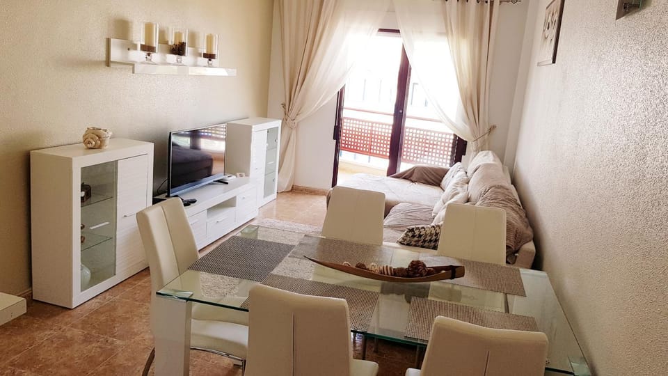 TV and multimedia, Balcony/Terrace, Living room, Decorative detail, Seating area, Dining area, Sea view, Meals, Family
