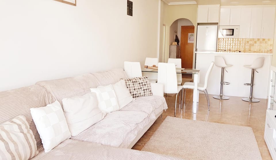 Coffee/tea facilities, Kitchen or kitchenette, Living room, Seating area