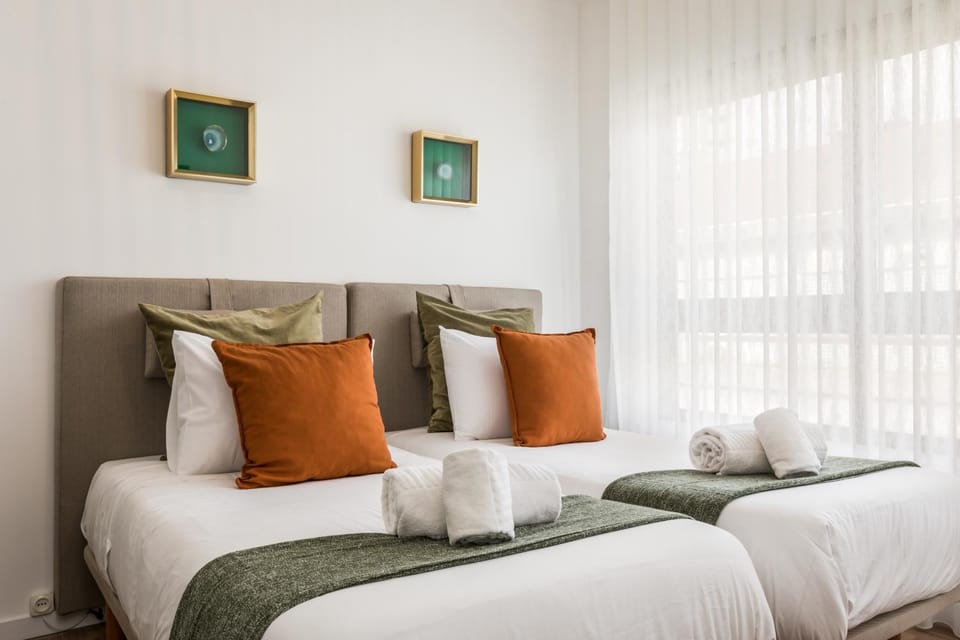Bed, Decorative detail, Bedroom, Area and facilities