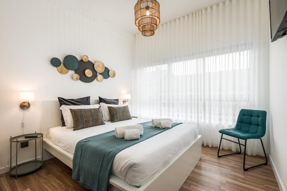 Bed, Decorative detail, Bedroom, Area and facilities