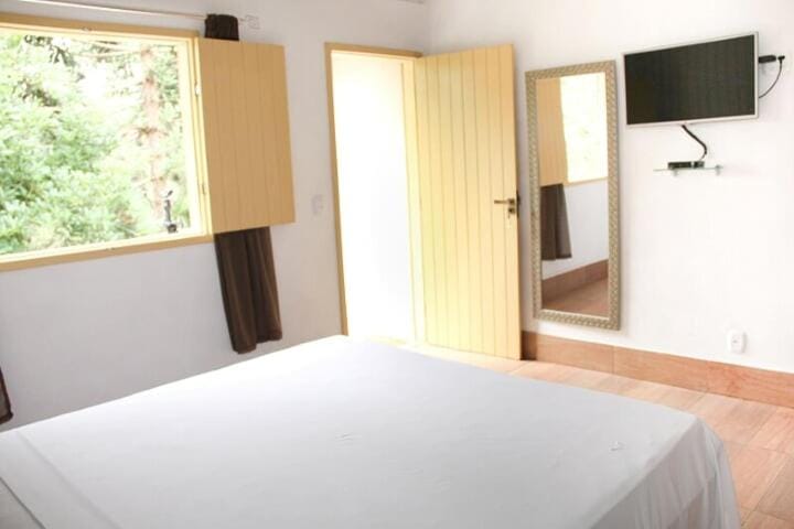 Bed, TV and multimedia, Bedroom