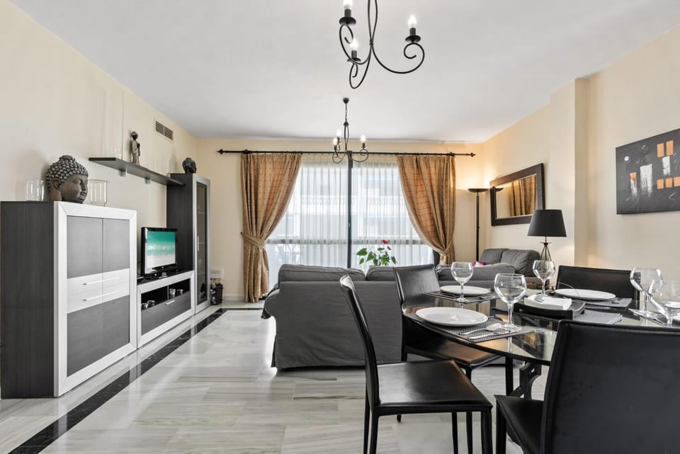 Restaurant/places to eat, Communal lounge/ TV room, Living room, Seating area, Dining area