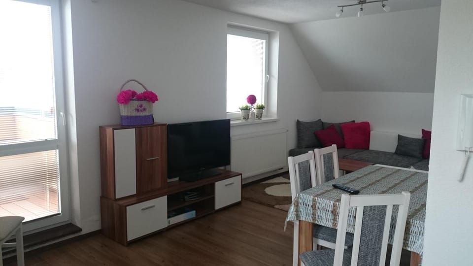Communal lounge/ TV room, TV and multimedia, Dining area