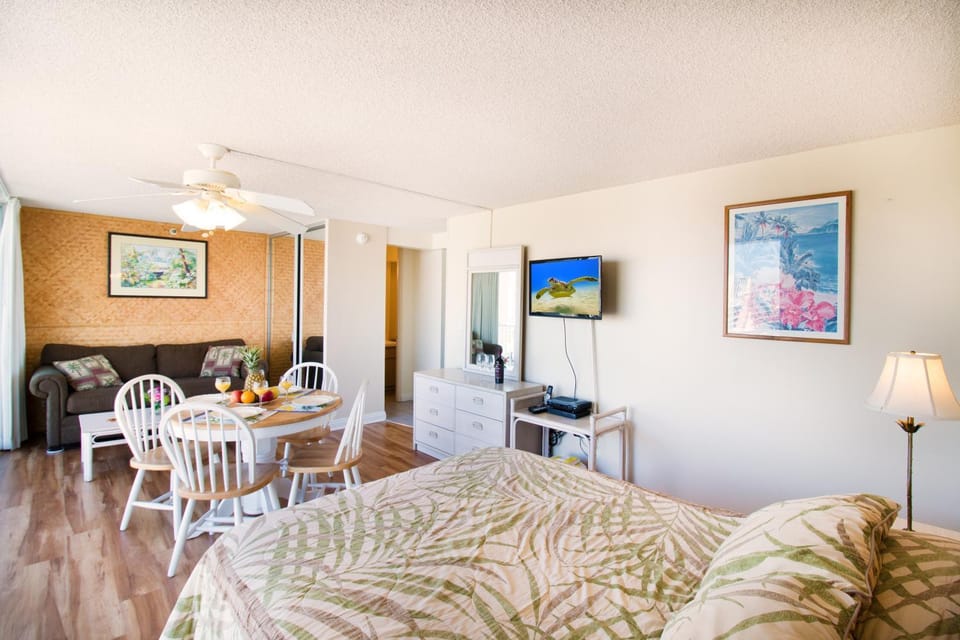 Bed, TV and multimedia, Living room, Photo of the whole room, Dining area, Bedroom
