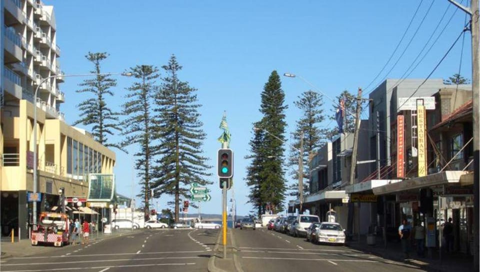 Nearby landmark, Restaurant/places to eat, Neighbourhood, Beach, Shopping Area