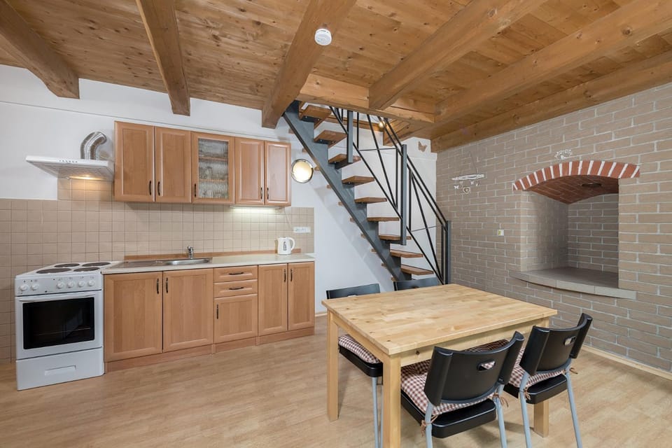 Kitchen or kitchenette, Dining area