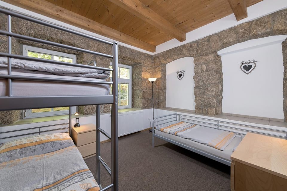 Bedroom, bunk bed