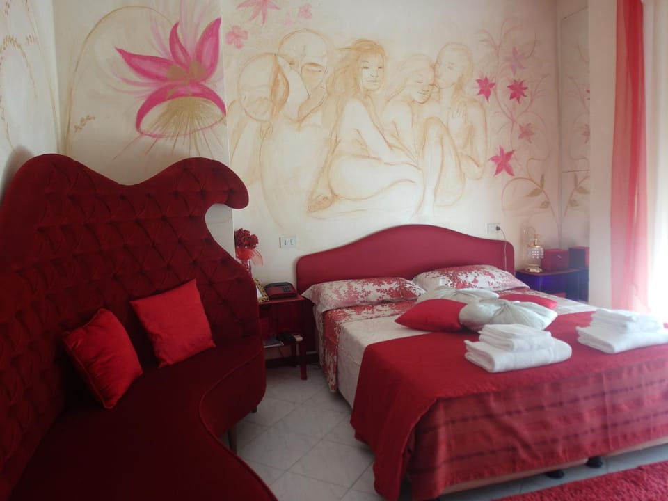 Photo of the whole room, Decorative detail