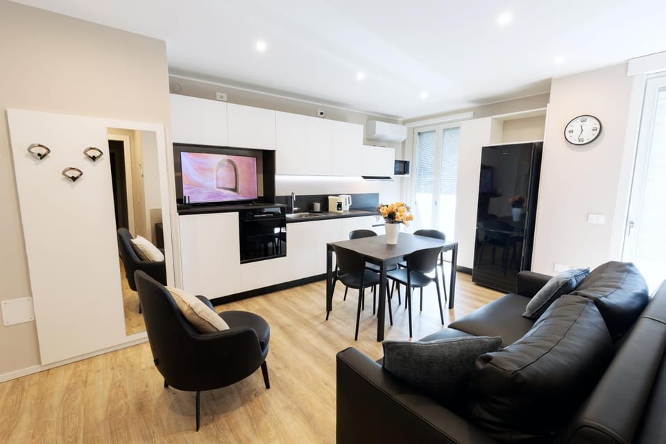 TV and multimedia, Kitchen or kitchenette, Living room, Seating area, kitchen, air conditioner