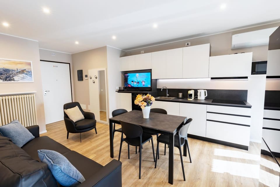 TV and multimedia, Kitchen or kitchenette, Living room, Seating area, kitchen