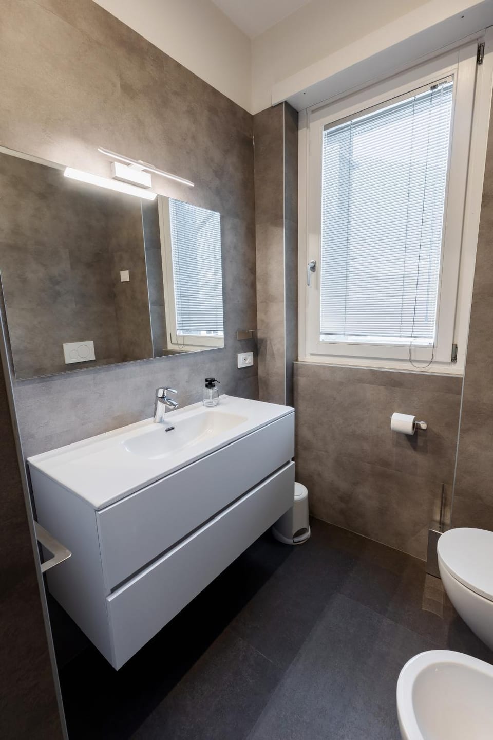 Toilet, Bathroom, bidet, towels