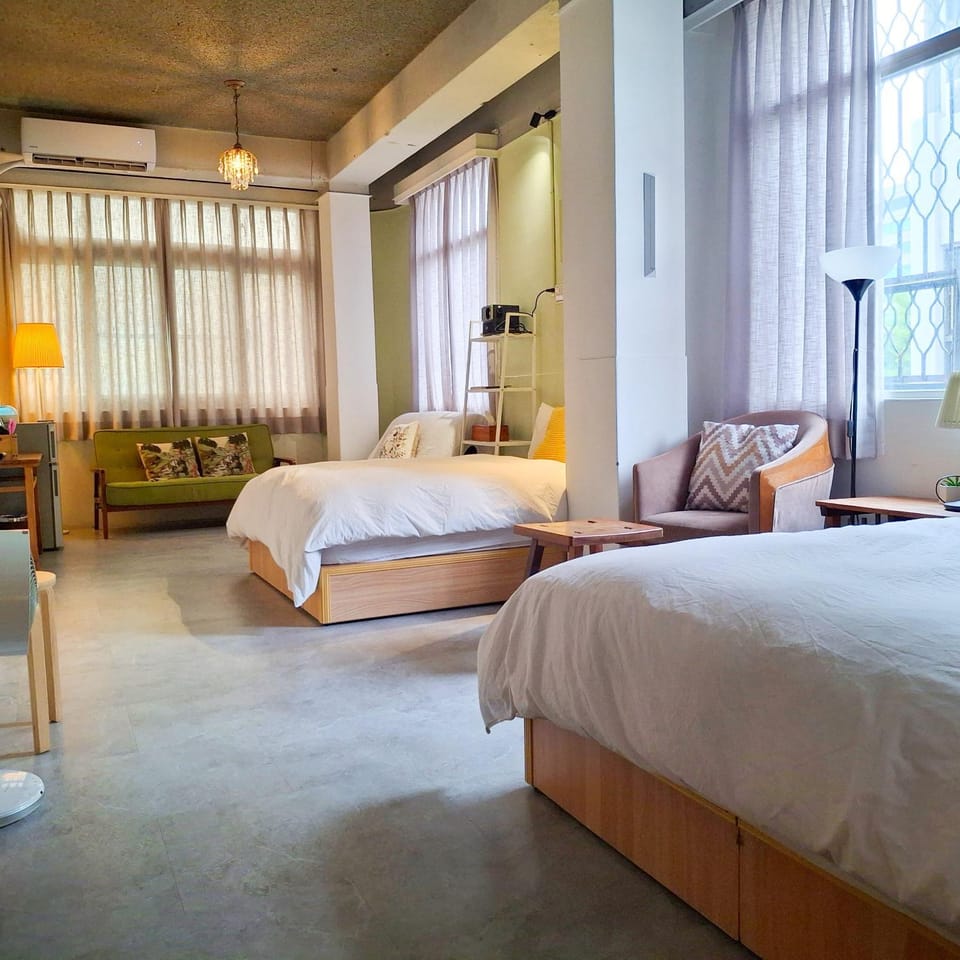 Bed, Seating area, Bedroom
