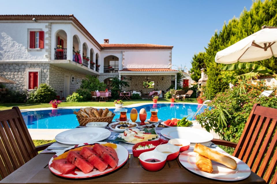 Property building, Restaurant/places to eat, Natural landscape, Food and drinks, Food, Garden view, Pool view, Swimming pool, Swimming pool, Breakfast, Continental breakfast