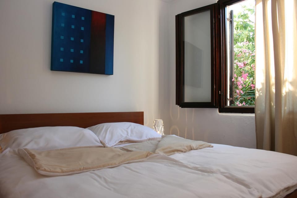 Bed, Photo of the whole room, Bedroom, Garden view, Family