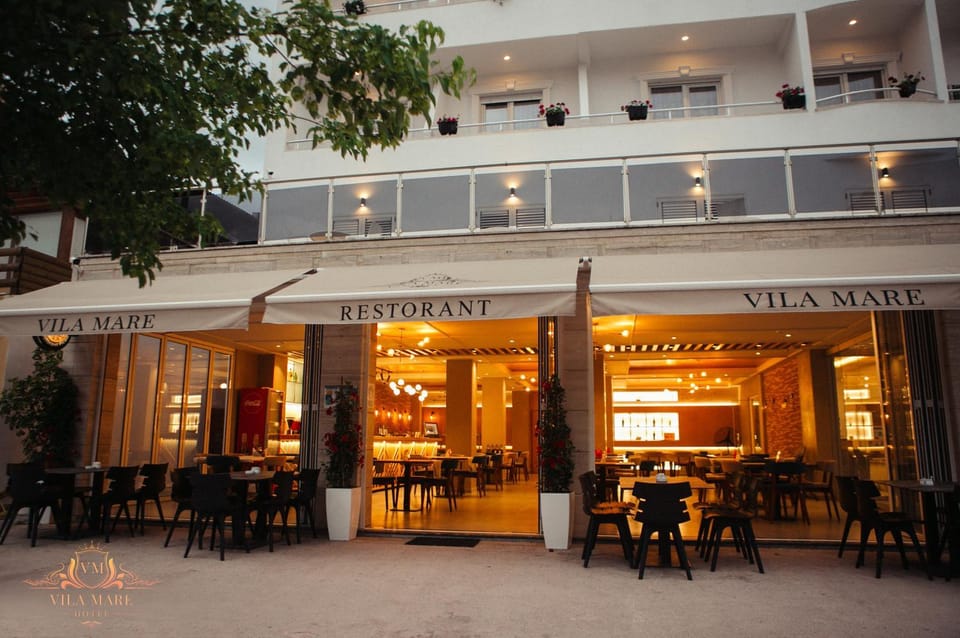 Property building, Restaurant/places to eat, Facade/entrance, Day, Location