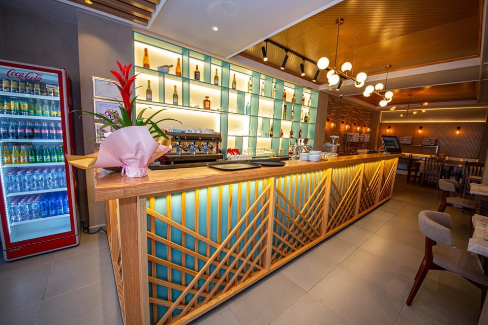 Restaurant/places to eat, Lounge or bar, Food and drinks, Food, Drinks