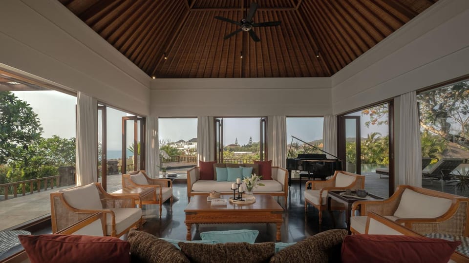 View (from property/room), Seating area, Dining area