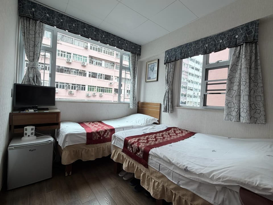 Bed, TV and multimedia, Photo of the whole room, Bedroom, towels