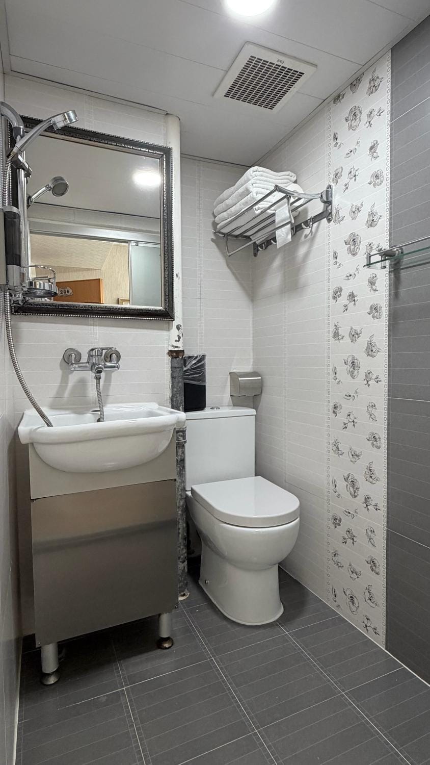 Shower, Toilet, Bathroom, towels