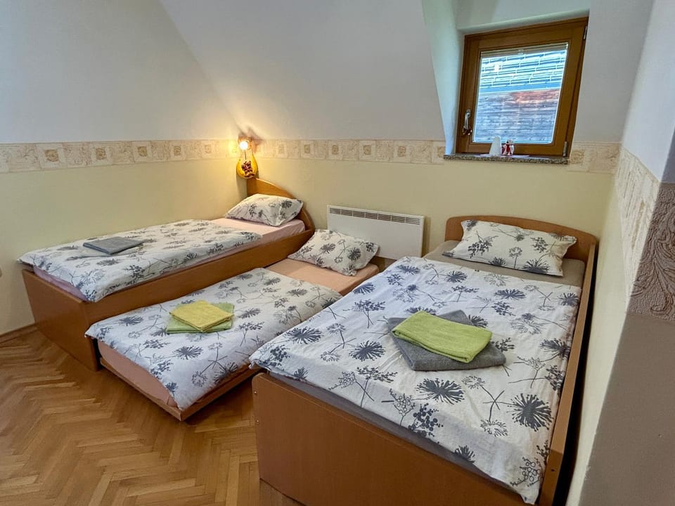 Bed, Bedroom, towels