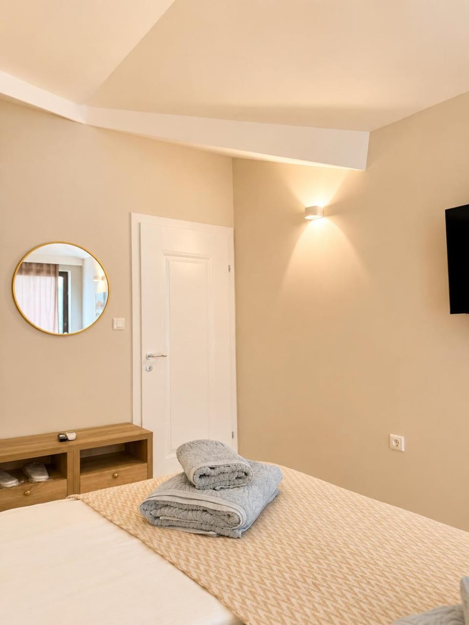 Bed, TV and multimedia, Photo of the whole room, Bedroom, hair dryier, wardrobe, air conditioner